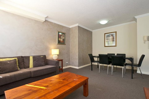 Aqualine Apartments On The Broadwater - Food Delivery Shop 2