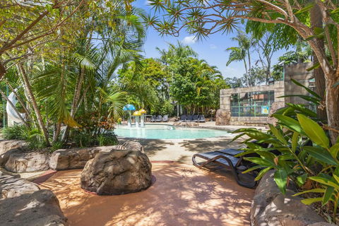 Ashmore Palms Holiday Village - Food Delivery Shop 1