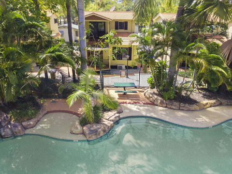 Ashmore Palms Holiday Village - Food Delivery Shop 0