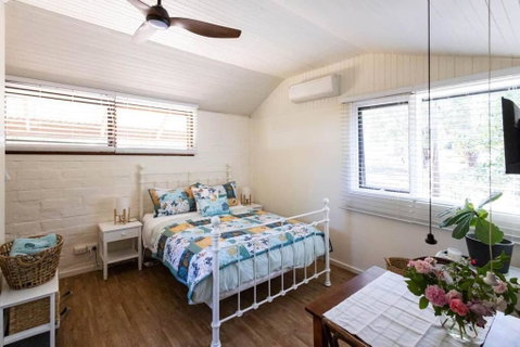 Maldon Cosy Garden Cottage - Charming One Room Studio - Food Delivery Shop 2