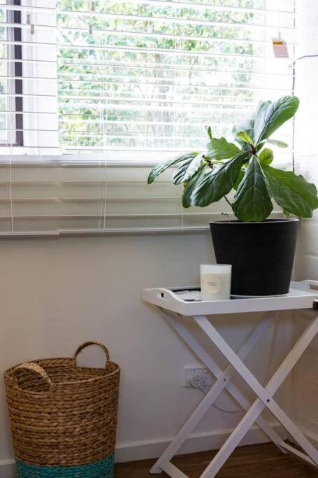 Maldon Cosy Garden Cottage - Charming One Room Studio - Food Delivery Shop 3