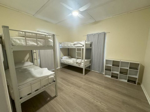Massive 3 Bedroom Home With Backyard - Food Delivery Shop 0