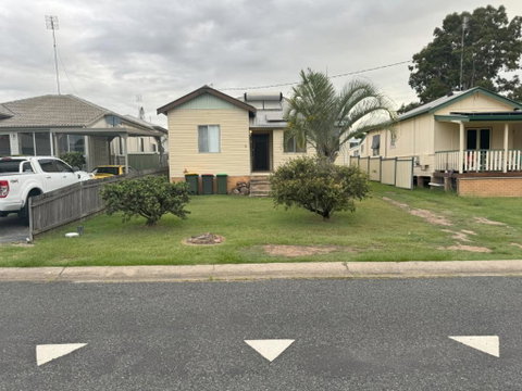 Massive 3 Bedroom Home With Backyard - Food Delivery Shop 3