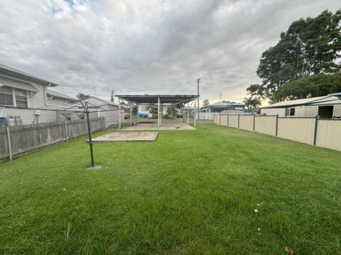 Massive 3 Bedroom Home With Backyard - Food Delivery Shop 2