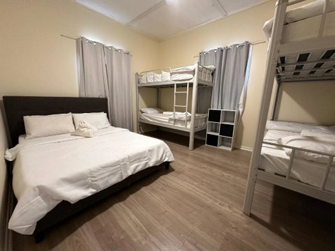Massive 3 Bedroom Home With Backyard - Food Delivery Shop 1