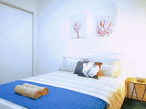 Mel South East Huge Luxury Home - Food Delivery Shop 1