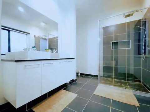 Mel South East Huge Luxury Home - Food Delivery Shop 2