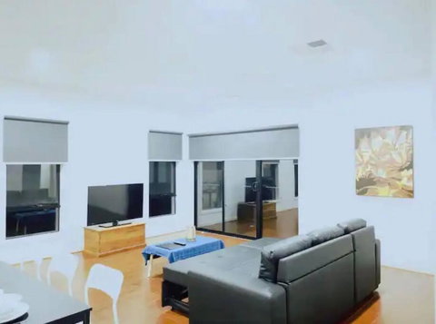Mel South East Huge Luxury Home - Food Delivery Shop 3
