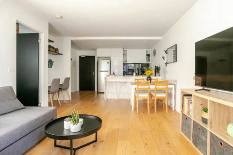 Modern 1BD ; Pool, Gym, Secure Underground Carpark - Food Delivery Shop 2