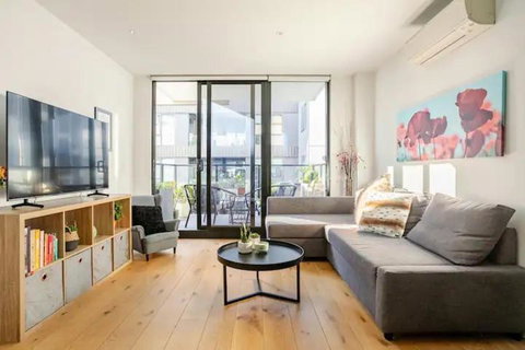 Modern 1BD ; Pool, Gym, Secure Underground Carpark - Food Delivery Shop 1