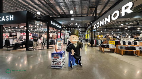 Modern 2-Bedroom Townhouse Near DFO & RMIT - Food Delivery Shop 1