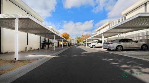 Modern 2-Bedroom Townhouse Near DFO & RMIT - Food Delivery Shop 2