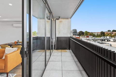 Modern Apartment On Burgundy Precinct & Parklands - Food Delivery Shop 1
