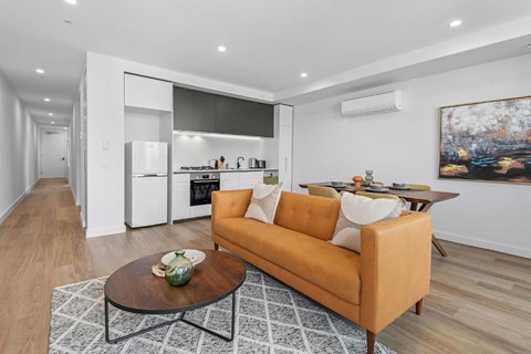 Modern Apartment On Burgundy Precinct & Parklands - Food Delivery Shop 2
