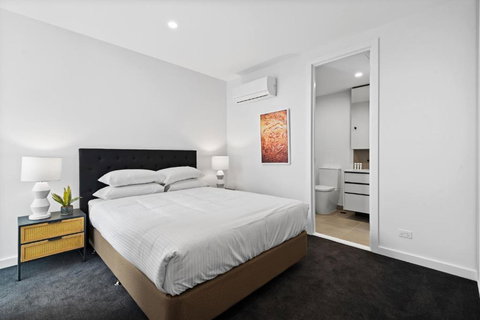 Modern Apartment On Burgundy Precinct & Parklands - Food Delivery Shop 3
