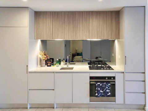 Modern Elegance: 2 Bedroom Oasis W/ Free Parking - Food Delivery Shop 1