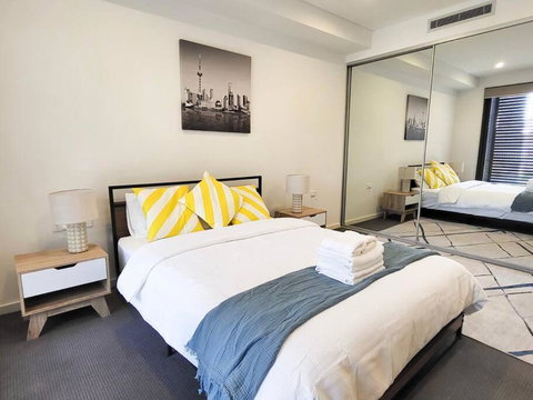 Modern Elegance: 2 Bedroom Oasis W/ Free Parking - Food Delivery Shop 0