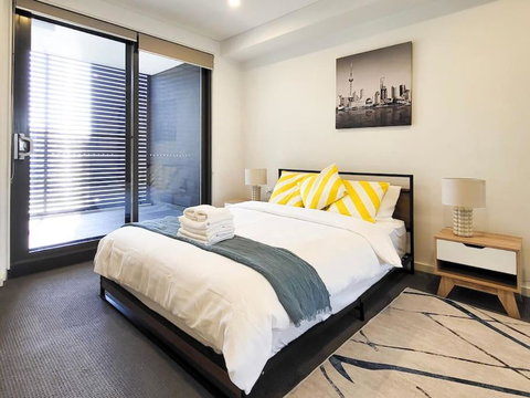 Modern Elegance: 2 Bedroom Oasis W/ Free Parking - Food Delivery Shop 2