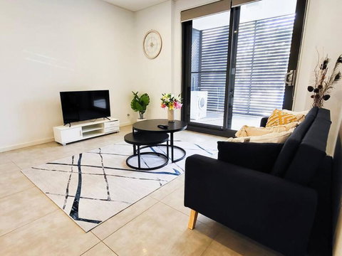 Modern Elegance: 2 Bedroom Oasis W/ Free Parking - Food Delivery Shop 3