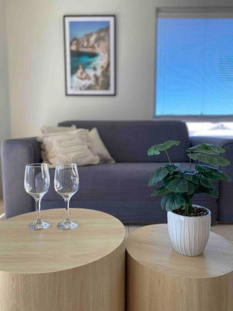 Modern Luxury 1 Bedroom Apartment - Walk To The Shops! Free Wifi - Food Delivery Shop 1