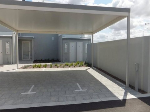 Modern Luxury 1 Bedroom Apartment - Walk To The Shops! Free Wifi - Food Delivery Shop 2