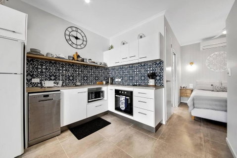 Modern Luxury Studio Apartment - Food Delivery Shop 0