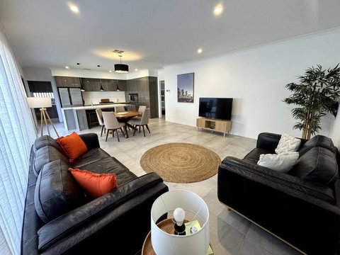 Modern Stylish 4 Bed 2b House Close To The Beach, Whole Home !! - Food Delivery Shop 3