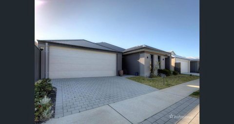 Modern Stylish 4 Bed 2b House Close To The Beach, Whole Home !! - Food Delivery Shop 1