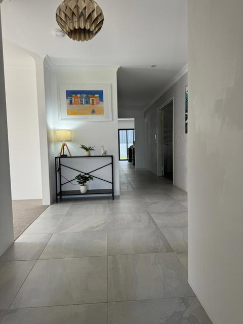 Modern Stylish 4 Bed 2b House Close To The Beach, Whole Home !! - Food Delivery Shop 2