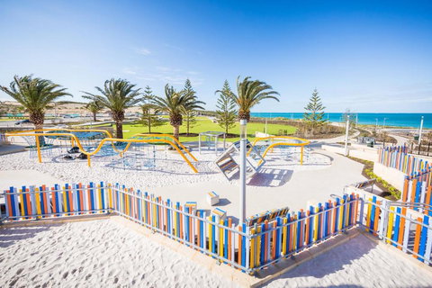 Modern Stylish 4 Bed 2b House Close To The Beach, Whole Home !! - Food Delivery Shop 0