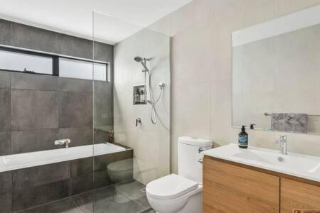 Mountain View Villa-close To Shops-10min To CBD - Food Delivery Shop 1