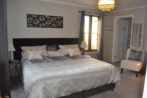 Mulberry Cottage Unique B&B Accommodation - Food Delivery Shop 1