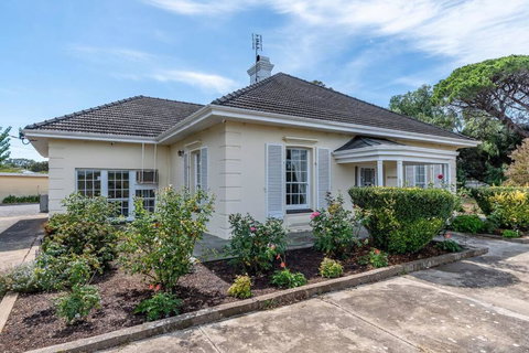 Normanville, Large Historic Three Bedroom Home - Food Delivery Shop 0