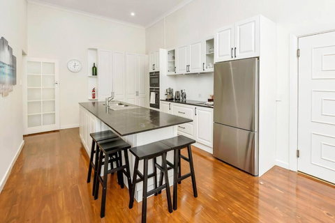 Normanville, Large Historic Three Bedroom Home - Food Delivery Shop 2