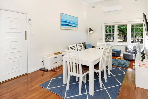 Normanville, Large Historic Three Bedroom Home - Food Delivery Shop 3