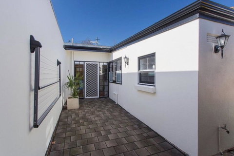 North Adelaide Row Cottage Monte - Food Delivery Shop 1