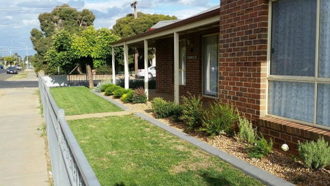 Numurkah Self Contained Apartments - The Mieklejohn - Food Delivery Shop 2