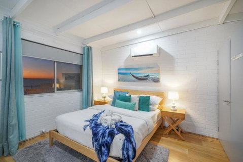 OCEA84 - Quinns Beach Shack: Ocean Views - Food Delivery Shop 2
