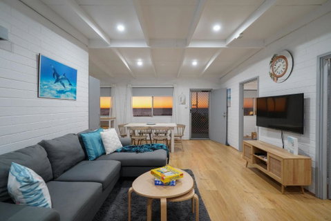 OCEA84 - Quinns Beach Shack: Ocean Views - Food Delivery Shop 3