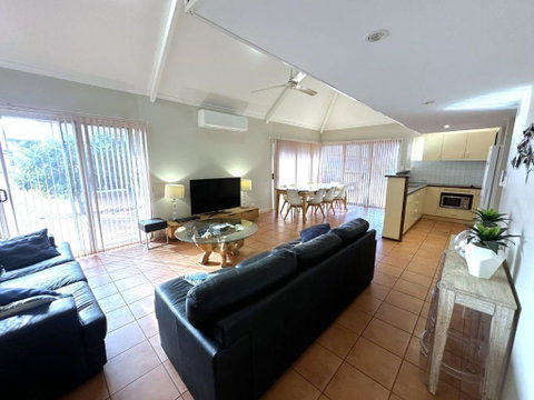 Osprey Holiday Village Unit 117 - Food Delivery Shop 3