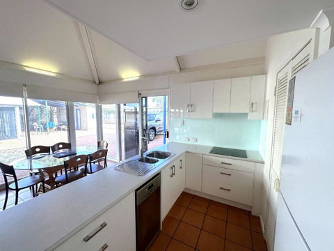 Osprey Holiday Village Unit 123 - Food Delivery Shop 2