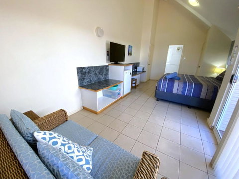 Osprey Holiday Village Unit 201 1 Bedroom - Food Delivery Shop 2