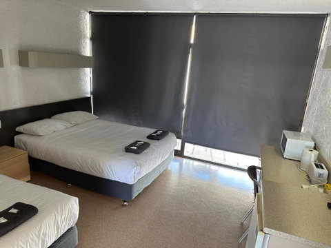 Overlander Hotel - Food Delivery Shop 1