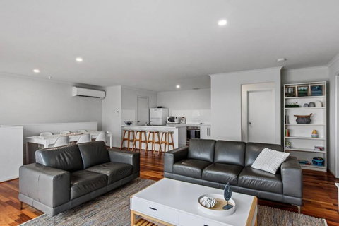 One Merino Panoramic Beach House Modern Sleeps 10 - Food Delivery Shop 2