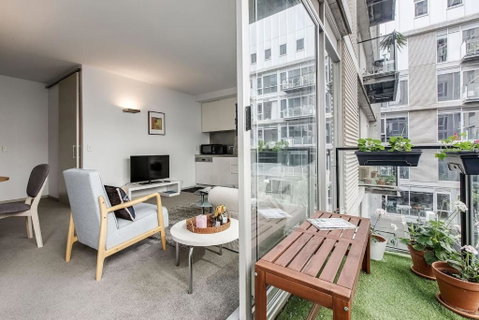 Parade Place - A Central Balcony Stay - Food Delivery Shop 0