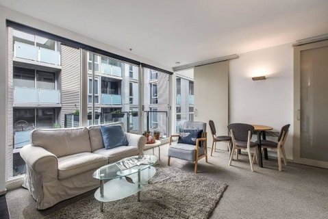 Parade Place - A Central Balcony Stay - Food Delivery Shop 1