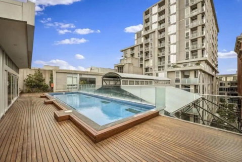 Parade Place - A Central Balcony Stay - Food Delivery Shop 2