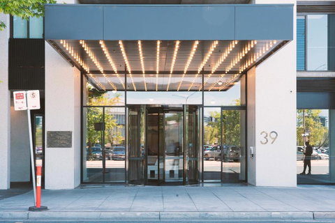 Patio Mt View 1BR Apt In CBD Near ANU And Museum With Free Parking And WiFi - Food Delivery Shop 0