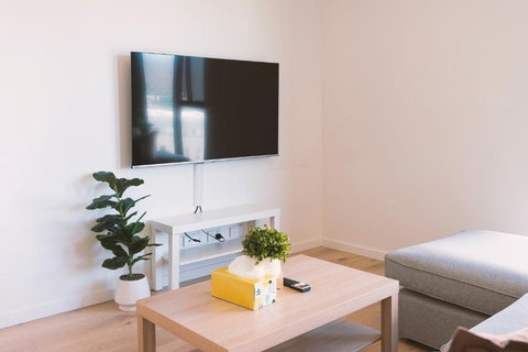 Patio Mt View 1BR Apt In CBD Near ANU And Museum With Free Parking And WiFi - Food Delivery Shop 1