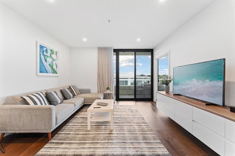 Perfect Location 1-Bed With Balcony, BBQ & Parking - Food Delivery Shop 0